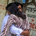 ఆరు నెలల తర్వాత కలుసుకుని ఆలింగనం చేసుకున్న భార్యాభర్తలు