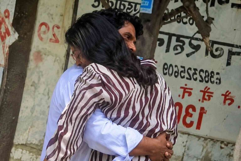 ఆరు నెలల తర్వాత కలుసుకుని ఆలింగనం చేసుకున్న భార్యాభర్తలు
