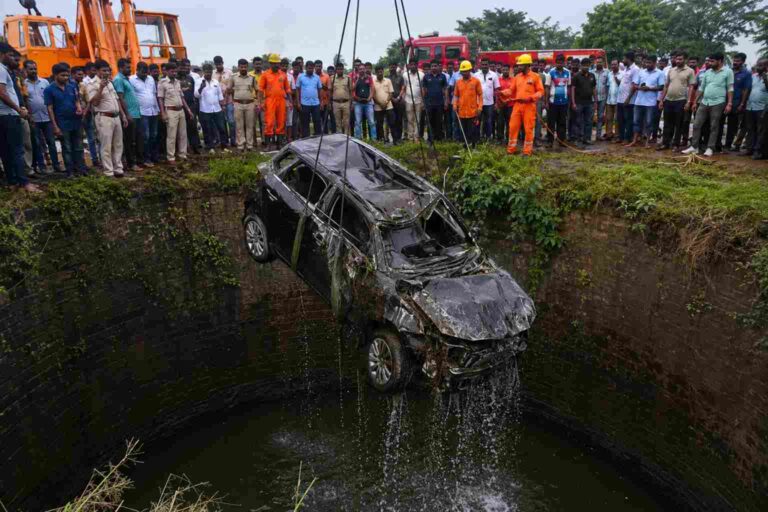 Siddipet car accident family four die in well