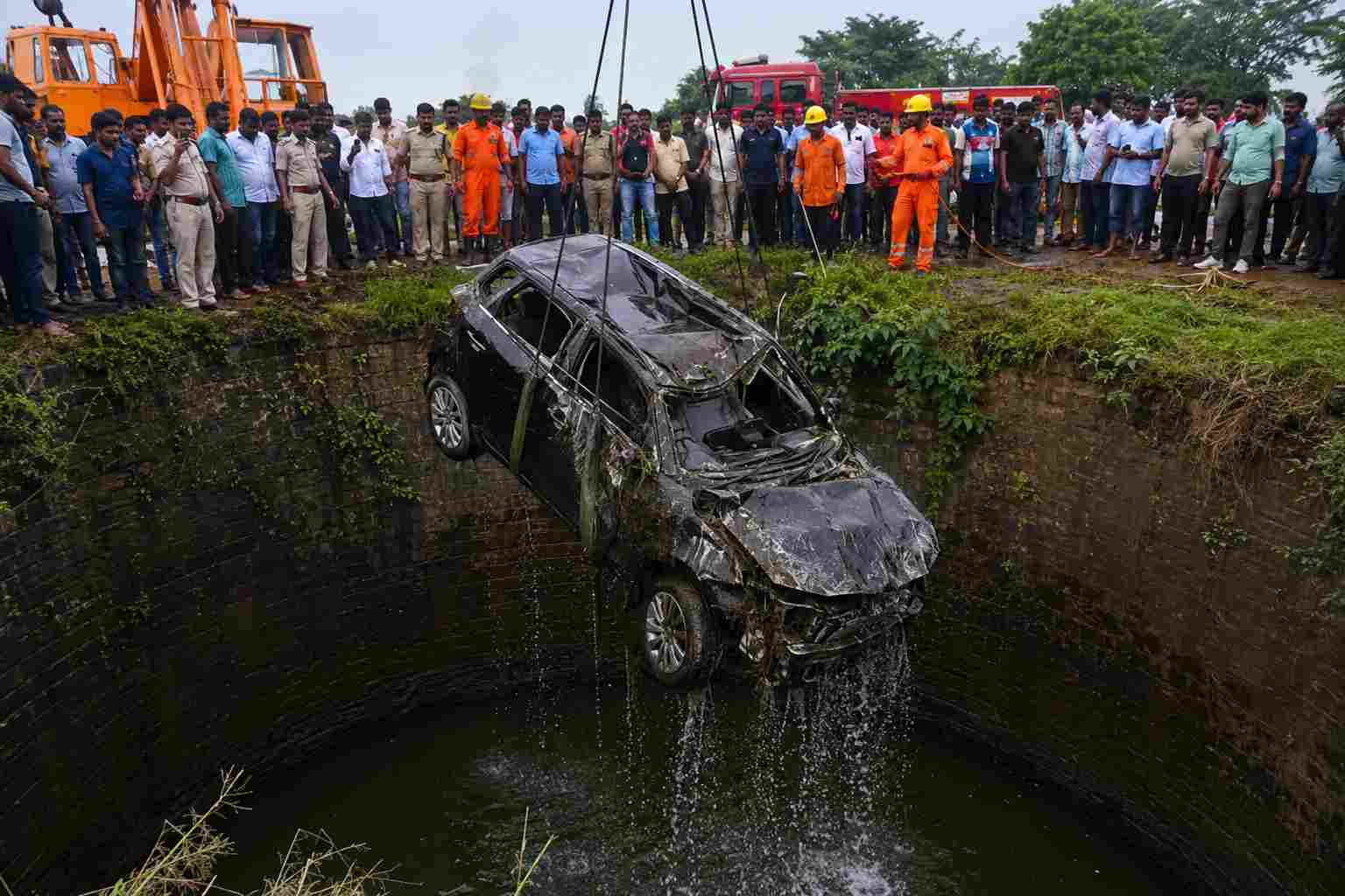 Siddipet car accident family four die in well